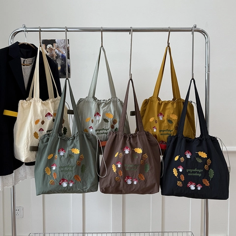 Sac Fourre-Tout En Nylon Broderie Champignon Grande Capacité Sac À Épaule Cordon Style Mori Rétro Sac À Main Pour Femmes
