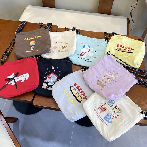 Damen Nylon Kordelzug Eimer Umhängetasche Cartoon Stickerei Leinwand Schultertasche Leicht Lässige Handtasche