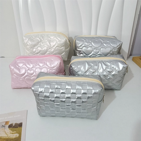 Gesteppte PU-Leder Kosmetiktasche Herzmuster Wasserdichte Reise Kulturbeutel Organizer Metallic-Finish Reißverschlusstasche