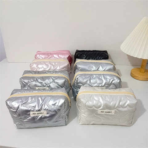 Gesteppte Kosmetiktasche PU Kunstleder Glänzendes Metallic Herz Stern Muster Reißverschluss Reise Kosmetikbeutel Schick