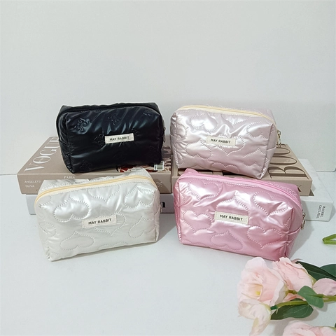 Trouse Trucco Trapuntata Pelle Sintetica PU Finitura Metallica Motivo Cuore Stella Chiusura Lampo Pochette Viaggio Chic