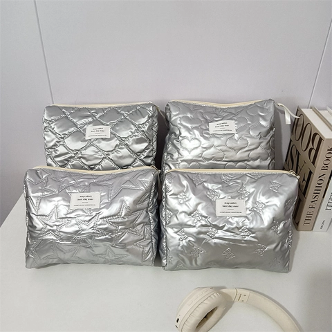 Trousse De Maquillage En Cuir PU Matelassé Motif Cœur Organisateur De Toilette Grande Capacité Pochette Métallique