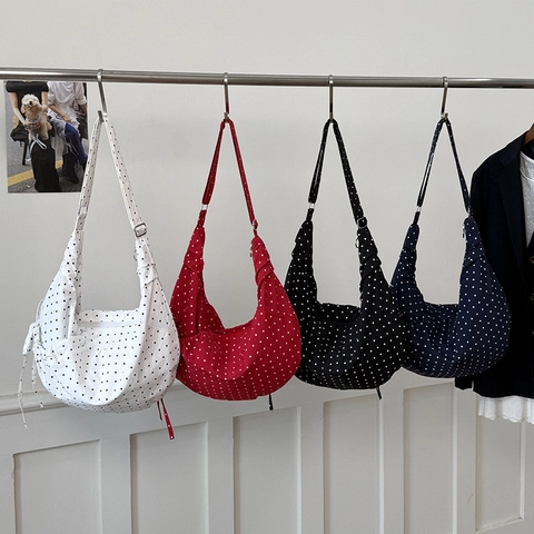 Dames Crossbody Tas Met Polka Dots Polyester Canvas Geplooid Dumpling Vorm Trekkoord Verstelbare Riem Mode