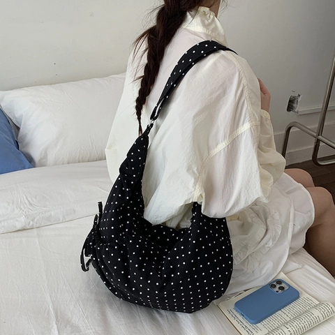 Dames Crossbody Tas Met Polka Dots Polyester Canvas Geplooid Dumpling Vorm Trekkoord Verstelbare Riem Mode