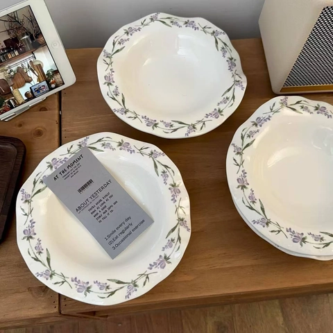 Französischer Retro Keramik Dessertteller Lavendel Blumenmuster Wellenrand Unregelmäßige Salatschüssel Elegantes Home Dining Geschirr