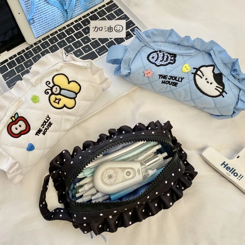 Estuche De Lápices De Algodón Acolchado De Gran Capacidad Con Bordado De Dibujos Animados Con Volantes De Encaje Bolsa De Almacenamiento