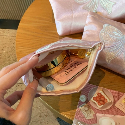 Borse Da Trucco In Raso Rosa Con Fiocco Ricamato Bianco Cerniera Di Künstliche Perle Elegante Organizzatore Di Cosmetici Portatile