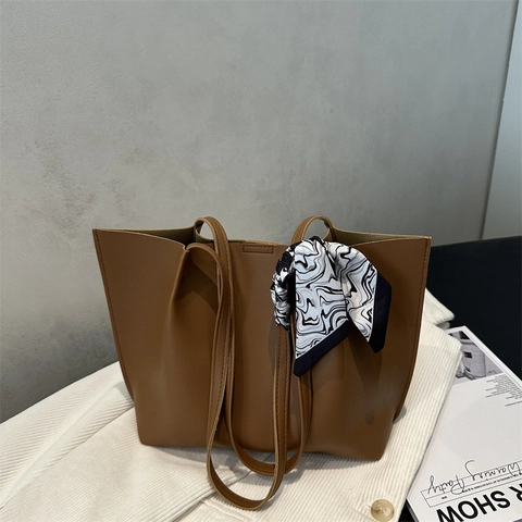 Grand Sac Fourre-Tout En Cuir PU Sac À Épaule De Banlieue Avec Décoration De Foulard Minimaliste Chic Pour Femmes
