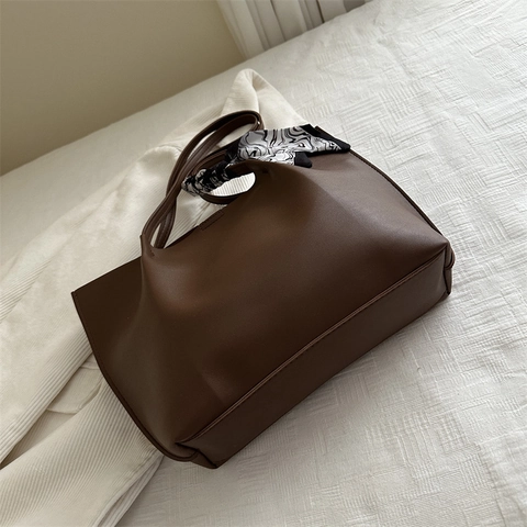 Grand Sac Fourre-Tout En Cuir PU Sac À Épaule De Banlieue Avec Décoration De Foulard Minimaliste Chic Pour Femmes