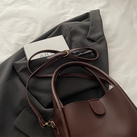 Minimalist Retro PU Leather Bucket Shoulder Bag Large Capacity Solid Color Korean Style Tote For Women Daily Commute