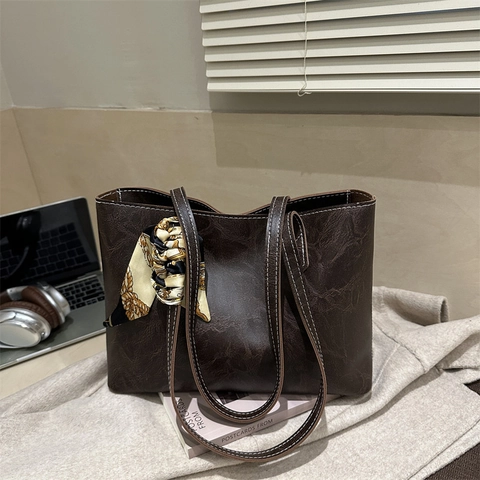 Große Damen Tote Bag PU Leder Vintage Pendler Schultertasche Mit Kontrastnähten Und Bedrucktem Satinnschal
