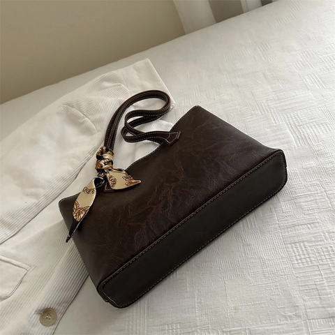 Große Damen Tote Bag PU Leder Vintage Pendler Schultertasche Mit Kontrastnähten Und Bedrucktem Satinnschal
