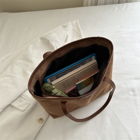 Retro Corduroy Suede Draagtas Grote Capaciteit Schoudertas Voor Dames Student Woon-werkverkeer Niche Design