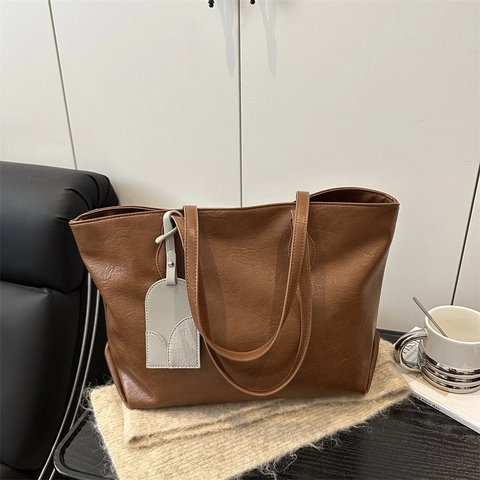 Sac Cabas En Similicuir PU Grande Capacité Vintage Simple Travail Épaule Sac Avec Étiquette Décorative Mode Femmes