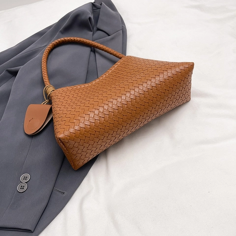 Woven PU Leather Shoulder Bag Niche Design Underarm Hobo Handbag Commuter Solid Color With Small Pouch Charm