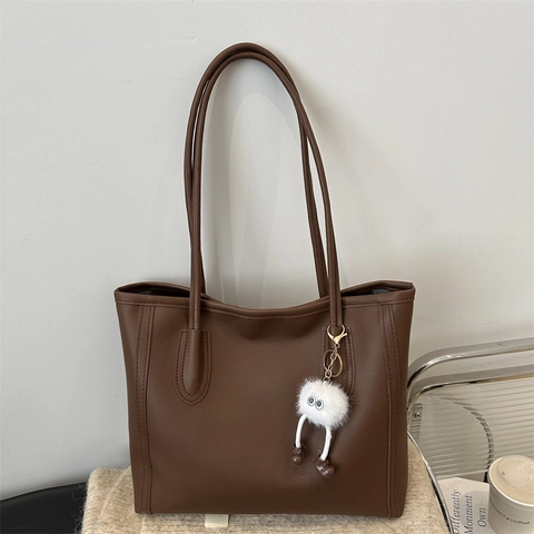 Bolso Tote De Gran Capacidad Cuir PU Bolso De Hombro Color Sólido Vintage Street Trend Para Mujeres Con Colgante De Peluche