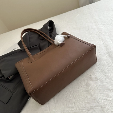 Bolso Tote De Gran Capacidad Cuir PU Bolso De Hombro Color Sólido Vintage Street Trend Para Mujeres Con Colgante De Peluche