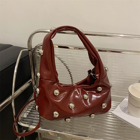 Glanzende PU Leren Okseltas Met Zilveren Bolvormige Klinknagels Geplooid Grote Capaciteit Vintage Streetwear Schoudertas Dames