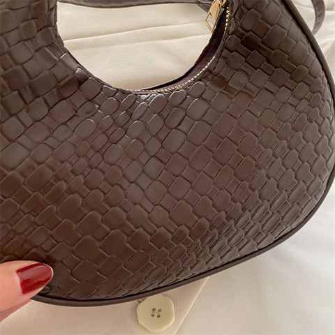 Damen Gewebte PU Leder Halbmond Umhängetasche Trendy Retro Schicke Umhängetasche Mit Verstellbarem Riemen Goldene Hardware