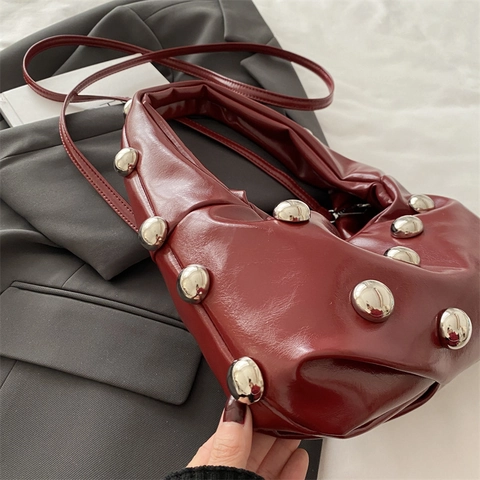 Glanzende PU Leren Okseltas Met Zilveren Bolvormige Klinknagels Geplooid Grote Capaciteit Vintage Streetwear Schoudertas Dames