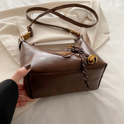 Borsa Hobo Vintage In Pelle PU Da Donna Borsa A Spalla Retro Modello Dumpling Con Logo Triangolare E Ciondolo A Campanella Intrecciata