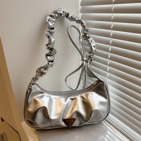 Bolso Hobo Fruncido para Mujer Cuero PU Placa Metal Triangular Bolso Axila Nube Bolso de Hombro Casual Color Sólido