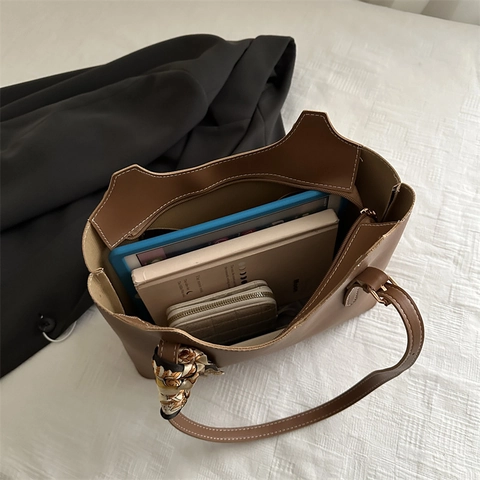 Große Kapazität Tote Bag Damen PU Leder Schultertasche Mit Dekorativem Schal Kontrastnähten Einfach Retro Pendeln