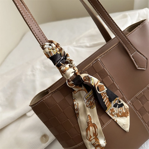 Sac Cabas Femme En Cuir PU Grande Capacité Couture Damier Sac À Épaule Avec Foulard Décoratif Mode Décontractée