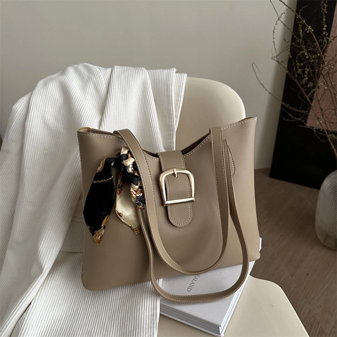 Sac Fourre-Tout Grande Capacité En Cuir PU Femmes Sac À Main Épaule Avec Foulard Décoratif Et Boucle Dorée Chic Travail