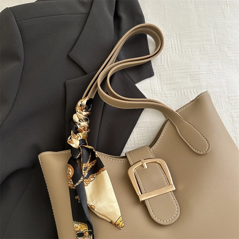 Sac Fourre-Tout Grande Capacité En Cuir PU Femmes Sac À Main Épaule Avec Foulard Décoratif Et Boucle Dorée Chic Travail