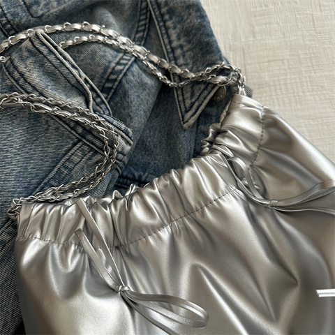 Damen Schultertasche Große Kapazität PU Leder Kettengurt Schleife Dekor Metallic Kordelzug Eimer Tragetasche