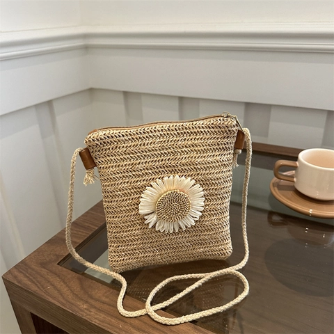 Straw Woven Crossbody Phone Bag Daisy Flower Summer Beach Vacation Small Square Hand-Woven Lightweight Handbag