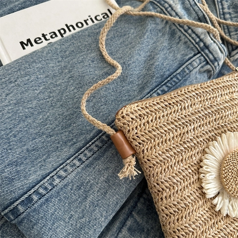 Straw Woven Crossbody Phone Bag Daisy Flower Summer Beach Vacation Small Square Hand-Woven Lightweight Handbag