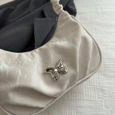 Damen Unterarm Hobo Tasche PU Leder Plissiert Gerüscht Riemen Silber Schmetterling Metall Schnalle Chic Trendy Schultertasche