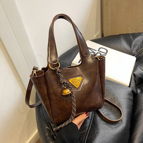 Sac Seau Vintage Cuir PU Poignées Supérieures Sac Bandoulière Avec Pendentif Cloche Pour Femmes Design De Niche