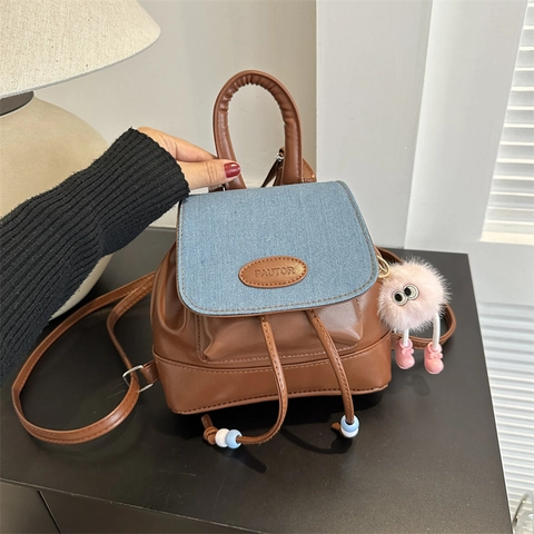 Zaino Donna Moda Mini in Pelle PU Denim Patchwork Casual Giorno Con Ciondolo Peluche Stile Coreano Piccolo Zaino Borsa Viaggio