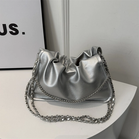 Geplooide Dumpling Schoudertas PU Leer Metalen Ketting Grote Capaciteit Chic Minimalistisch Niche Mode Dames Streetwear