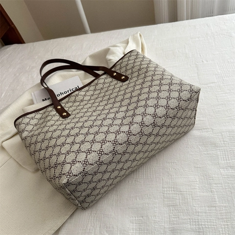 Large Capacity Tote Bag PU Leather Vintage Geometric Print Commuting Shoulder Handbag Gold Rivets Zipper For Women