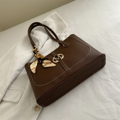 Große PU Leder Tragetasche Mit Satinnschal Metall Logo Kontrastnähte Schultertasche Für Damen Pendeln Retro