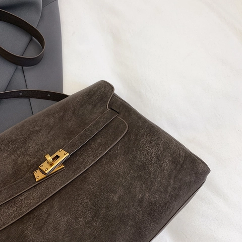 Women Retro PU Leather Shoulder Bag Large Capacity Vintage Style Commuting Crossbody Bag With Gold Metal Lock