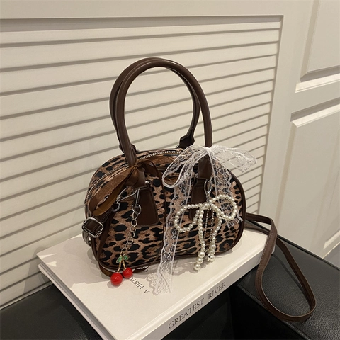 Bolso De Hombro Con Estampado De Leopardo De Cuero PU Retro Bolso De Mano Con Lazo Colgante De Cereza Perla Artificial Decoración De Encaje Para Mujeres