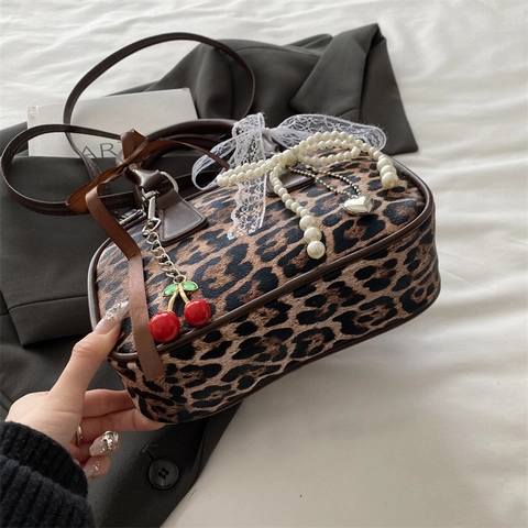 Bolso De Hombro Con Estampado De Leopardo De Cuero PU Retro Bolso De Mano Con Lazo Colgante De Cereza Perla Artificial Decoración De Encaje Para Mujeres
