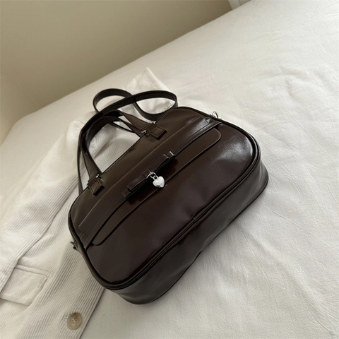 Damen Handtasche Aus PU-Leder Boston Tasche Mit Schleife Herz Anhänger Retro Akademischer Stil Schulter Umhängetasche