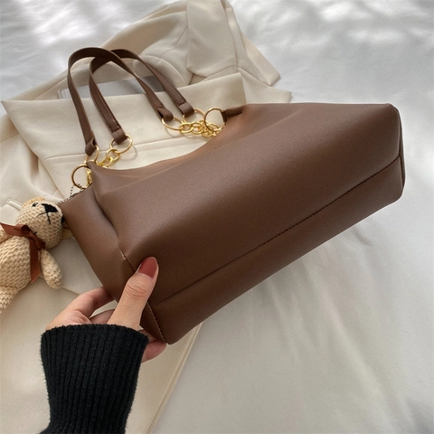 Borsa Tote Grande Capacità In Pelle PU Da Donna Con Tracolla A Catena Dorata Toppa Fashion E Pendente A Orsetto