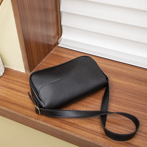 Minimalist Women PU Leather Shoulder Bag With Wavy Flap Design Elegant Underarm Crossbody Bag For Daily Use