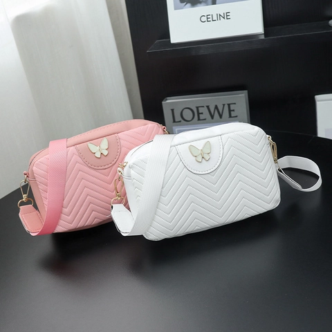 Dames Crossbodytas Van PU Leer Met V-Quiltpatroon Vlinderdecor Brede Schouderband Stijlvolle Camera Schoudertas Chic
