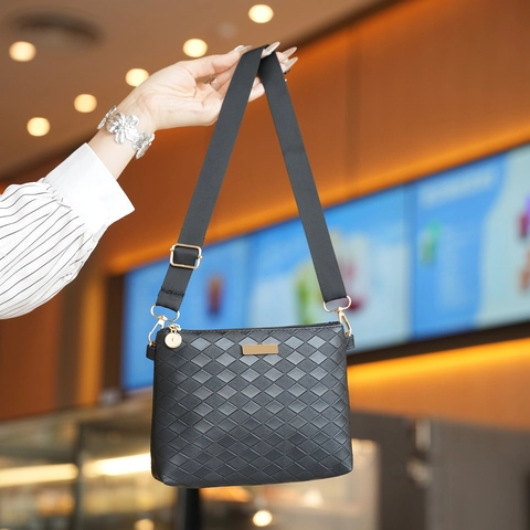 Women Crossbody Bag Diamond Embossed PU Leather Adjustable Wide Strap Zip Closure Casual Daily Shoulder Bag Gold Hardware