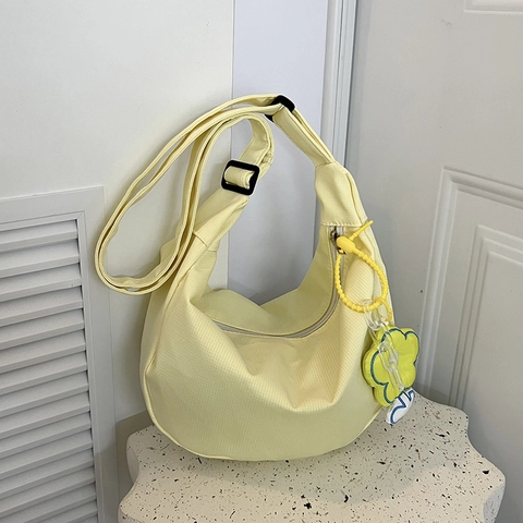 Nylon Halbmond Hobo Tasche Einfarbig Verstellbarer Gurt Schultertasche Umhängetasche Mit Blumenanhänger Damen Lässig