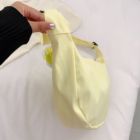 Nylon Halbmond Hobo Tasche Einfarbig Verstellbarer Gurt Schultertasche Umhängetasche Mit Blumenanhänger Damen Lässig