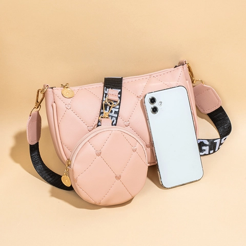 Sac Sous le Bras Matelassé Motif Coeur pour Femme Avec Petit Porte-monnaie Rond Sangle Large à Lettres Ensemble de Sac en Cuir PU